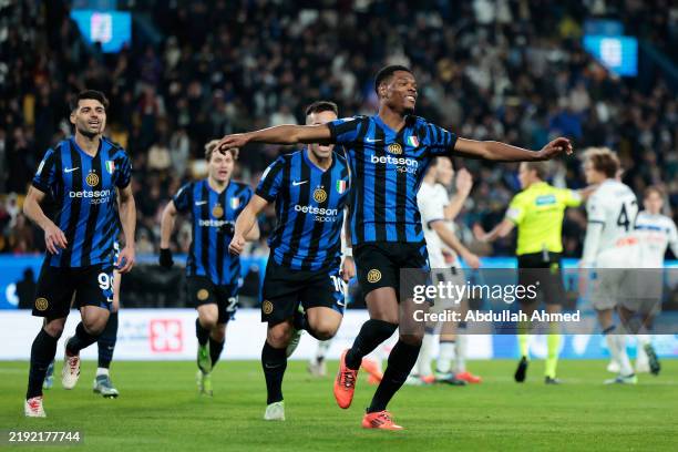 Denzel Dumfries of FC Internazionale celebrates scoring his team's first goal during the Italian Super Cup Semi-Final match between FC Internazionale...