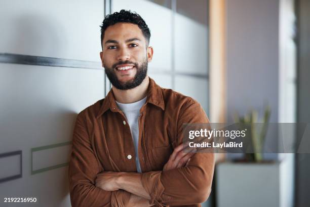 selbstbewusster profi, der sich lächelnd an die wand lehnt - halbnahe-einstellung stock-fotos und bilder