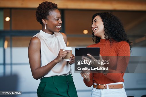 Des collègues rieurs partagent des idées sur une tablette Des collègues rieurs partagent des idées sur une tablette
