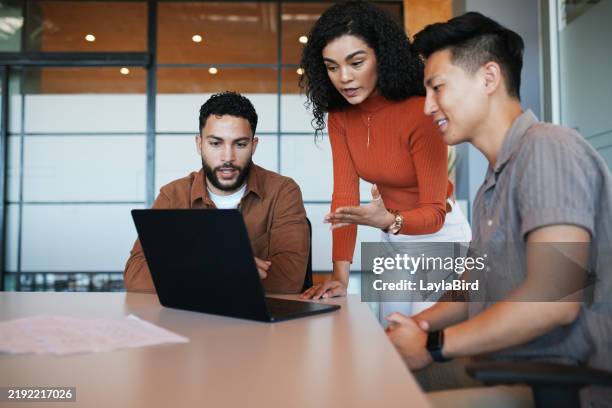 fokussierte teamzusammenarbeit auf dem laptop - projektionswand stock-fotos und bilder
