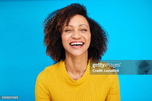 pure freude: frau lacht mit geschlossenen augen - oberteil stock-fotos und bilder