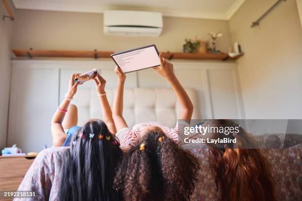 mädchen entspannen sich mit tech - auf rücken liegen stock-fotos und bilder