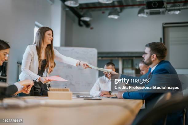 entorno profesional que muestra el trabajo en equipo durante una reunión de negocios colaborativa - grupo de trabajo fotografías e imágenes de stock