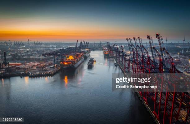 luftaufnahme industriehafen mit containerhafen in hamburg, deutschland - container schiff stock-fotos und bilder