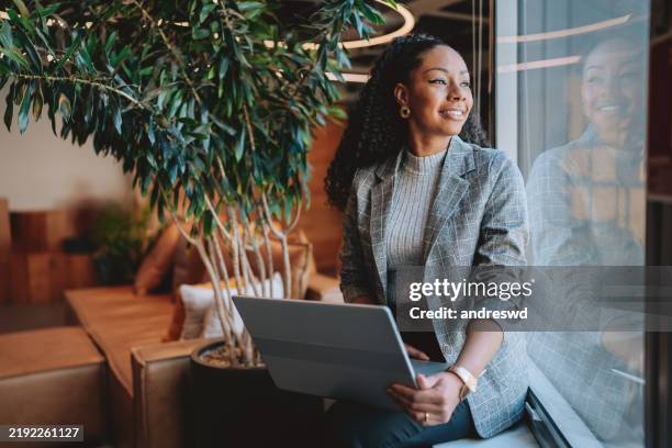 business woman using laptop - geschäftsleute stock-fotos und bilder