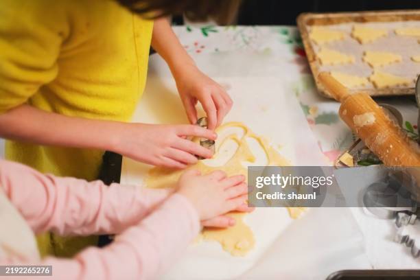 siblings make cookies - bolacha amanteigada imagens e fotografias de stock