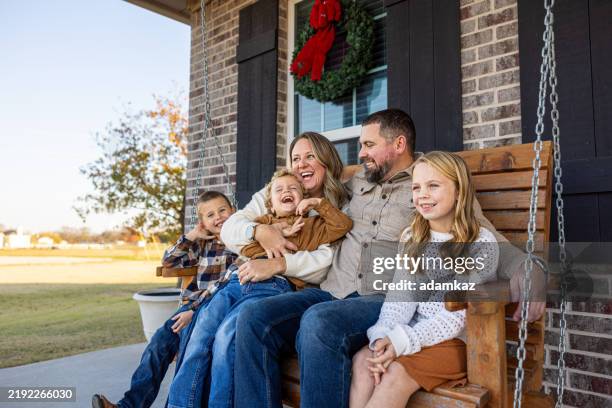 riding on the porch swing at home - het zuiden van de verenigde staten stockfoto's en -beelden