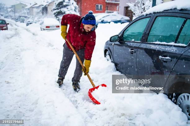 uomo con pala da neve - scavare foto e immagini stock