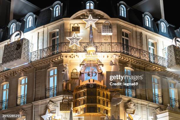 paris : christmas decorations on the facade of the dior store, montaigne avenue - place charles de gaulle stock pictures, royalty-free photos & images