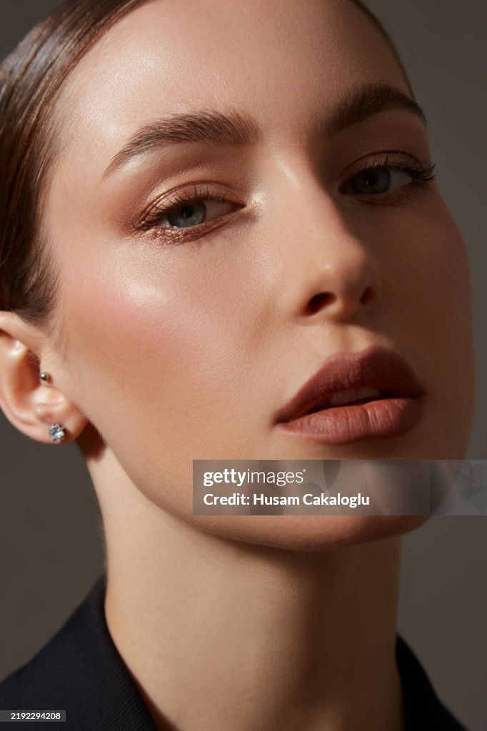 ポートレートの美しい若い女性。