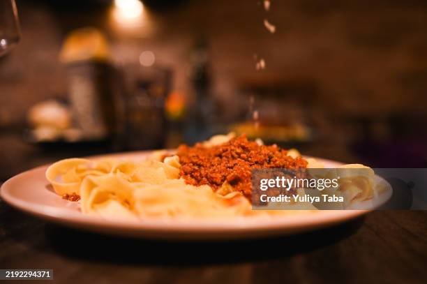 cibo, pasta, tagliatelle al ragù. - pasta al pomodoro foto e immagini stock