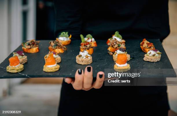 camarero llevando platos para el servicio de canape - abastecedor fotografías e imágenes de stock