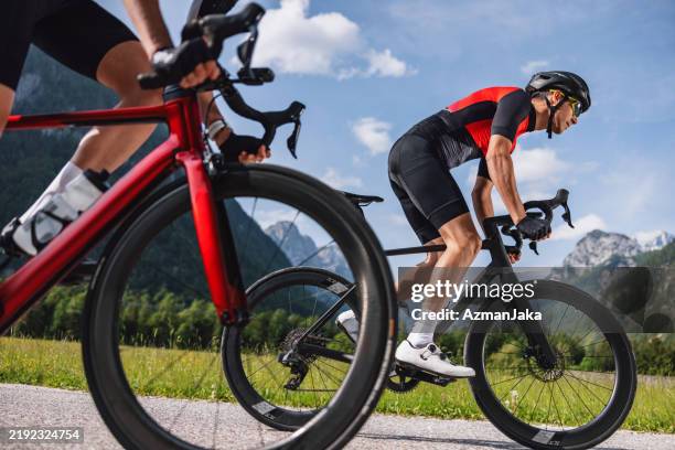 sportif caucasien faisant du vélo de route avec son amie à la campagne - cycling team photos et images de collection