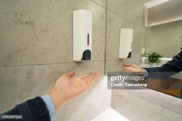 hand sanitizer - dispensador de jabón fotografías e imágenes de stock