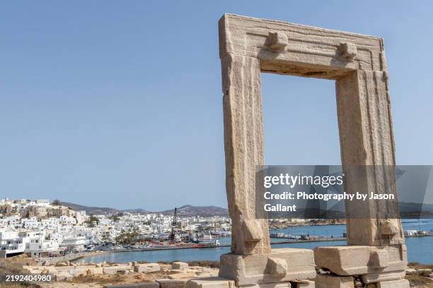 looking at naxos through the ruins of apollo temple - templo de apolo naxos imagens e fotografias de stock