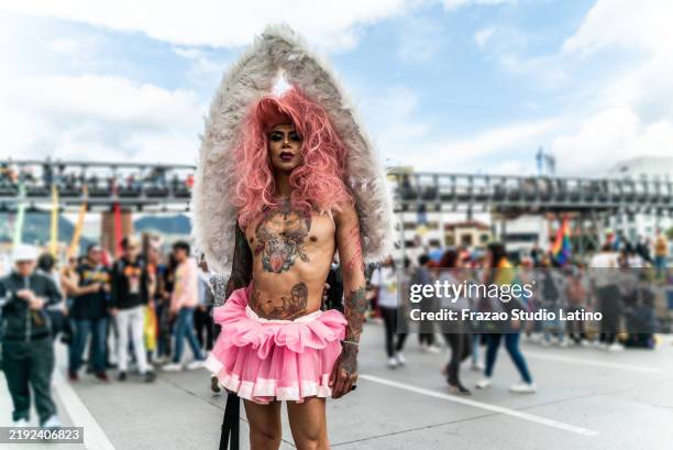 portrait of lgbt friends on a lgbtqia pride event - travesti imagens e fotografias de stock