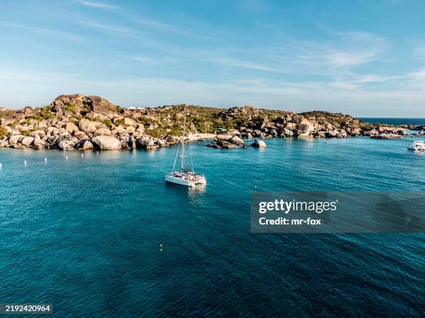 belle destination de navigation aux îles vierges britanniques des îles vierges britanniques. vue aérienne du catamaran en face de la plage et de la célèbre destination de navigation les thermes - culture britannique photos et images de collection