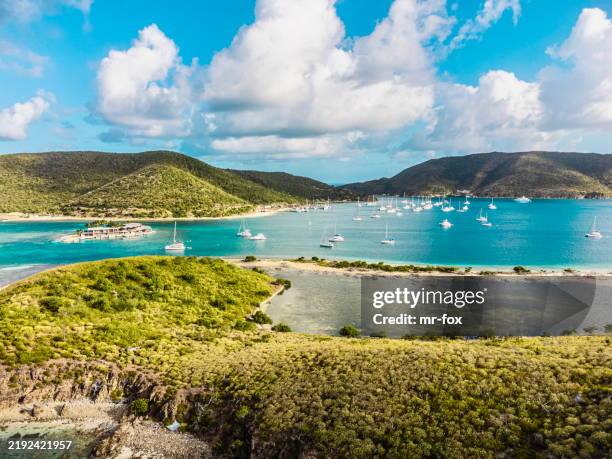 hermoso destino de navegación de las islas vírgenes británicas. vista aérea del catamarán frente a la playa y el famoso destino de navegación - bahamas fotografías e imágenes de stock