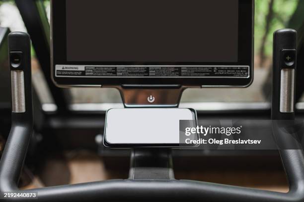 new treadmill with touch screen display and wireless phone charger - aparelho de musculação imagens e fotografias de stock