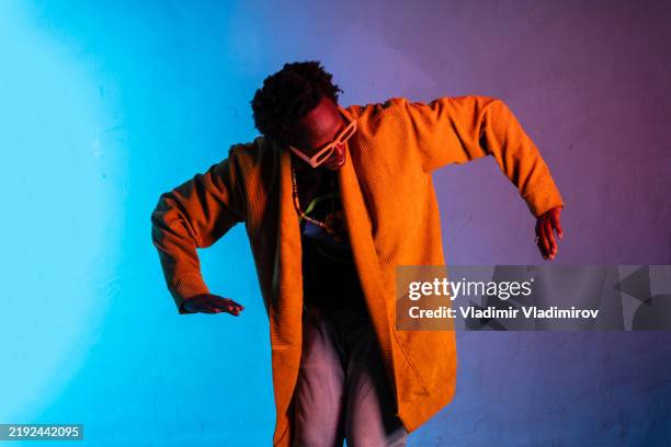 uomo funky che balla - danza moderna foto e immagini stock