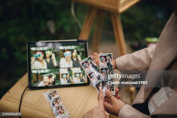 groupe d’amis lgbtq s’amusant à poser avec un photomaton lors d’un mariage dans un restaurant. - photomaton photos et images de collection