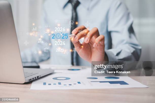 businessmen present forecasts for economic growth and business innovation in 2025 - aktenmappe stock-fotos und bilder