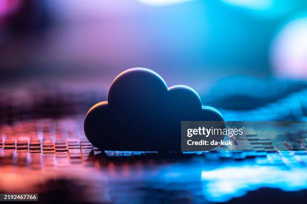 visualización conceptual de computación en la nube con fondo de neón de alta tecnología - compuesto digital fotografías e imágenes de stock