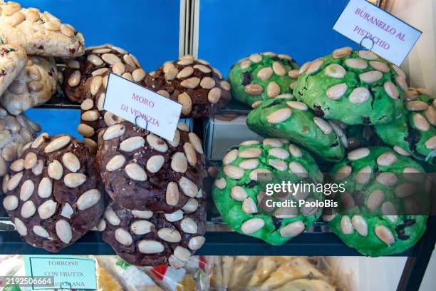 "moro di venezia" and "buranello al pistacchio", typical venetian desserts. - souvenir foto e immagini stock