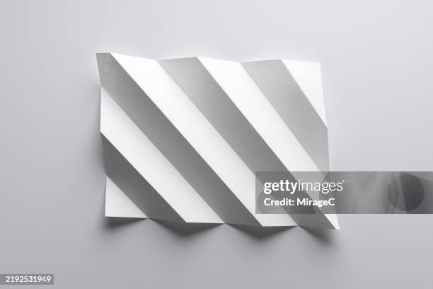 white paper folded into zigzag shape - desigual con textura fotografías e imágenes de stock