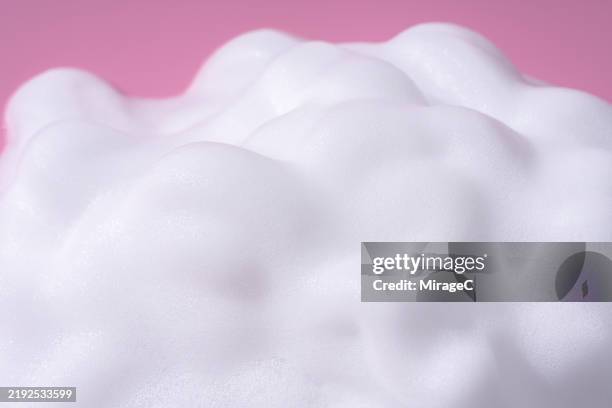 white soap suds on pink background - bain moussant photos et images de collection