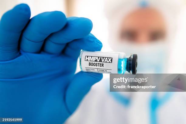 showing the hmpv vaccine - humaan metapneumovirus stockfoto's en -beelden