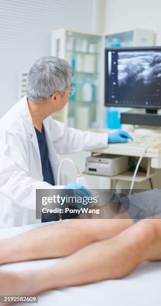 ecografía de lesión de rodilla en hombre joven - femur fotografías e imágenes de stock