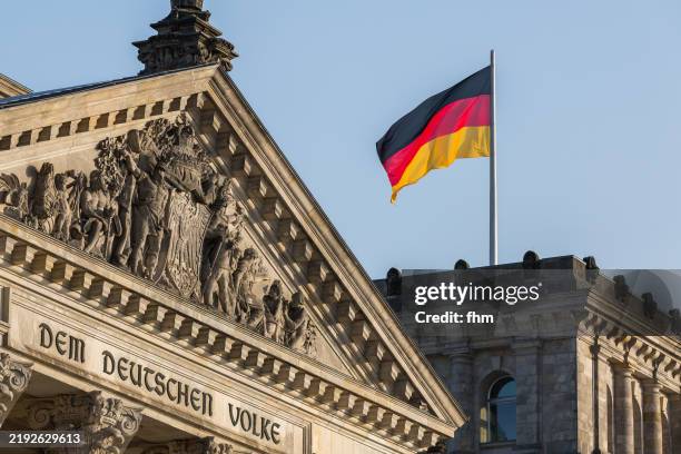 deutscher bundestag - reichstag building with german flag (german parliament building) - berlin, germany - culture allemande photos et images de collection