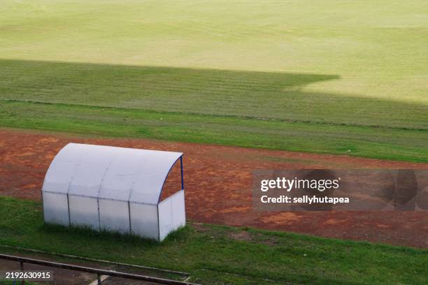 football field bench and grass field - banco dos jogadores imagens e fotografias de stock