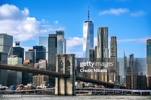 El icónico puente de Brooklyn y el paisaje del horizonte de Manhattan en la ciudad de Nueva York El icónico puente de Brooklyn y el paisaje del horizonte de Manhattan en la ciudad de Nueva York