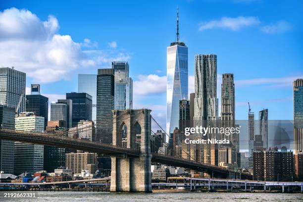 iconic brooklyn bridge and manhattan skyline landscape in new york city - east river staden new york bildbanksfoton och bilder