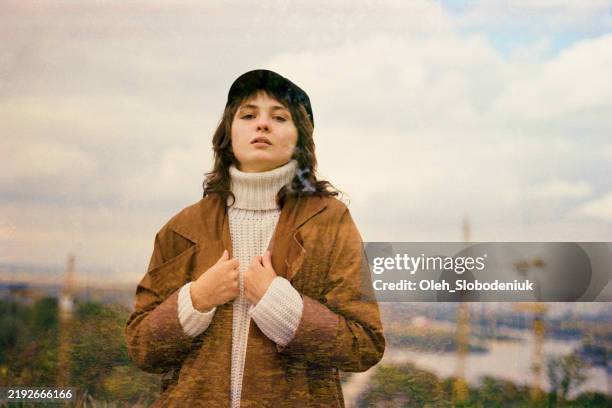 portrait of woman on the background of cityscape in autumn - weelderig beschrijving stockfoto's en -beelden