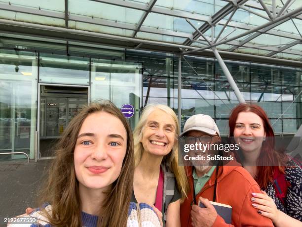 selfie familial avant les vacances - prise avec un appareil mobile photos et images de collection