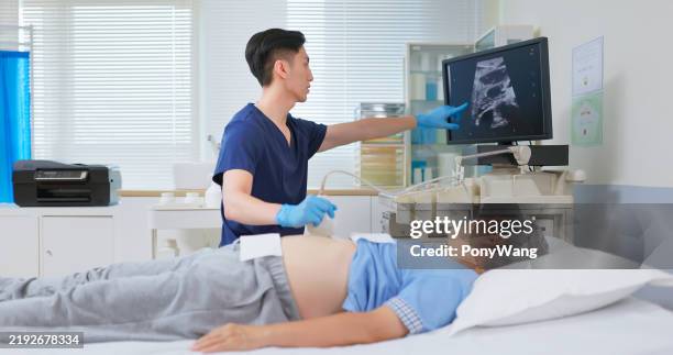 älteste erhalten abdominalen ultraschall - diarrhö stock-fotos und bilder