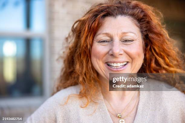 porträt einer schönen rothaarigen hispanischen reifen erwachsenen frau - würdigung stock-fotos und bilder