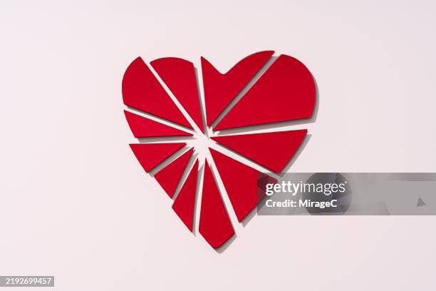 broken red heart, paper craft - gebrochenes herz stock-fotos und bilder