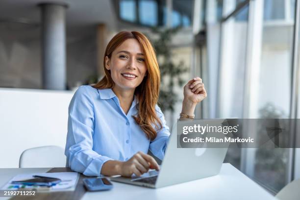 portrait of a businesswoman - oberteil stock-fotos und bilder