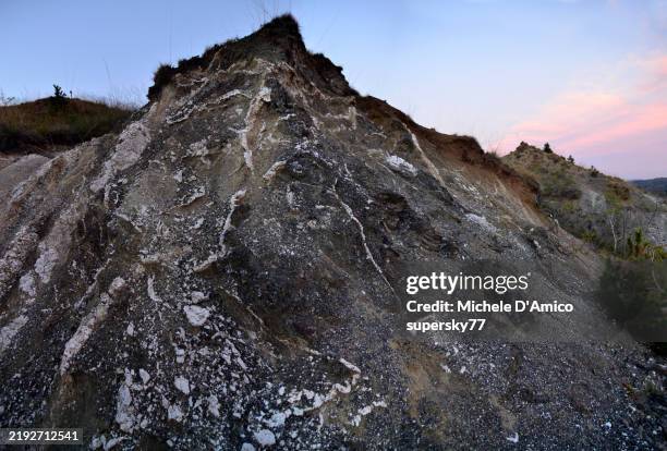 magnesite veins in a peridotite outcrop - magnesium stock pictures, royalty-free photos & images
