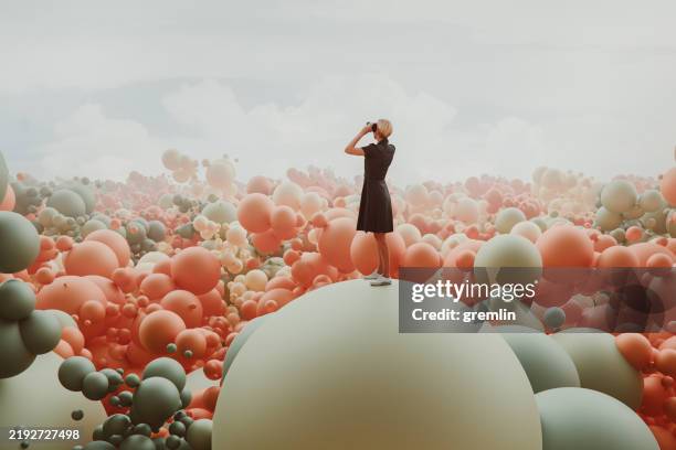 mujer joven en entorno de realidad virtual - solitario conceptos fotografías e imágenes de stock