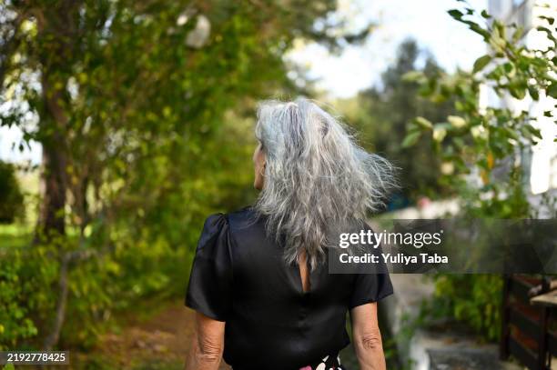 rear view portrait of senior woman. - grijs haar stockfoto's en -beelden