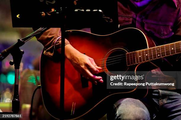rock guitarist playing guitar in a live show - akustikgitarre stock-fotos und bilder