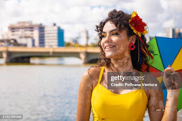 carnaval frente al río capibaribe en recife, pernambuco - carnaval evento de celebración fotografías e imágenes de stock