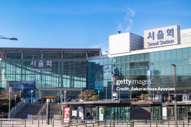 people rushing through their lives and using public transportation at a major train station in seoul, the capital city of south korea. - seoul station stock pictures, royalty-free photos & images