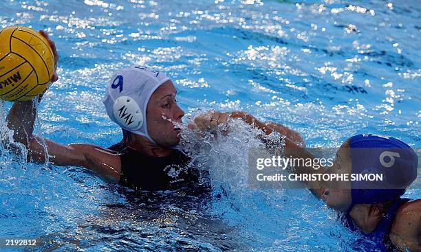 Canada's Ann Dow fights for the ball with Spain's Belen Sanchez, 21 July 2003 in Barcelona during their 10th FINA Water polo World Championships...
