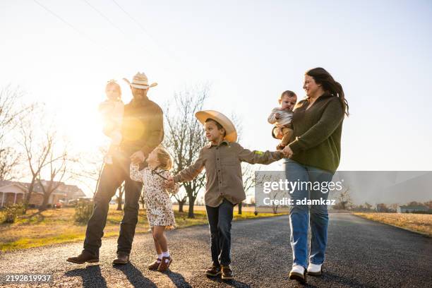 young american south family walking on a road lifestyle outdoors in texas - het zuidwesten van de verenigde staten stockfoto's en -beelden